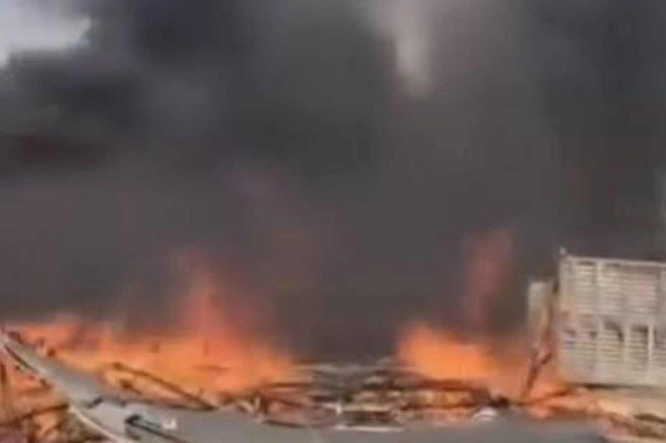 اليمن.. حريق واسع يطال 15 منزلاً للنازحين في مأرب