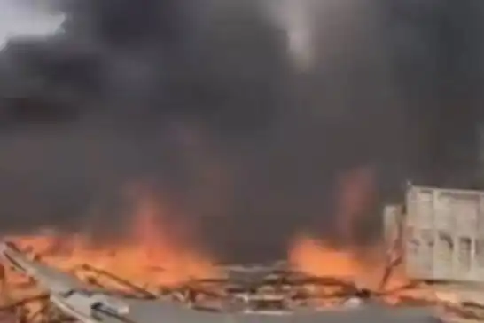 اليمن.. حريق واسع يطال 15 منزلاً للنازحين في مأرب