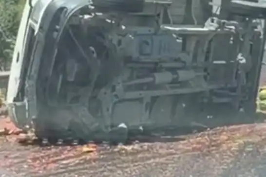 İzmir Çevre Yolu'nda karpuz yüklü kamyon devrildi