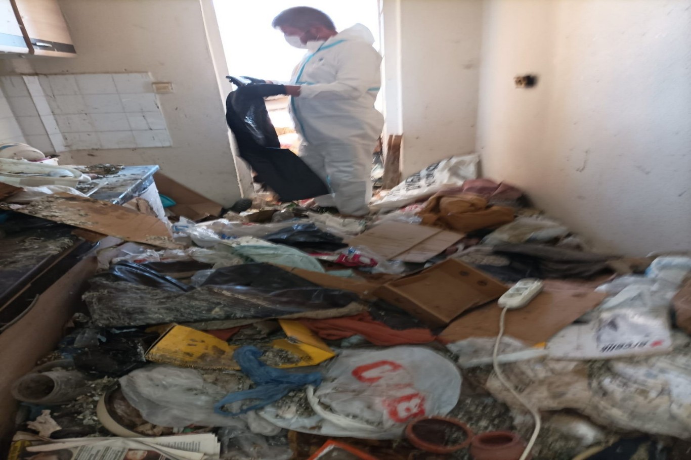 Bursa'da çöp evden 28 ton atık çıkarıldı