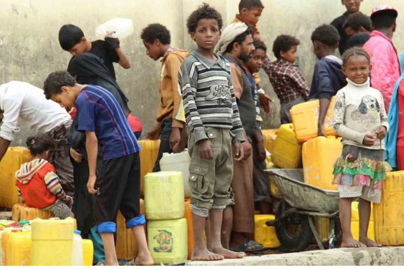 أزمة المياه تتفاقم في عدن.. السكان يصطفون أمام صهاريج المياه ويلجؤون إلى الآبار المالحة
