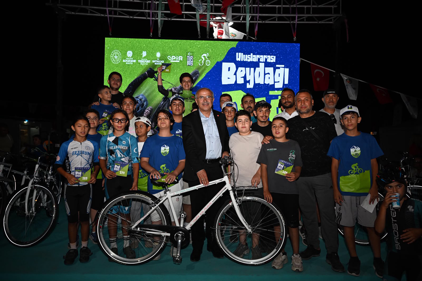 Uluslararası Beydağı Dağ Bisikleti Yarışı ödül töreniyle sona erdi