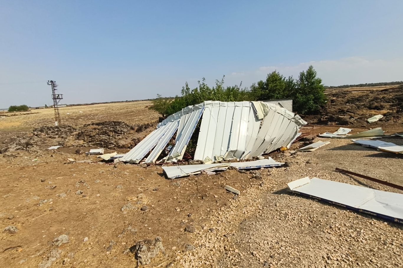 Diyarbakır'da şiddetli rüzgar ahırı yıktı, 2 çocuk yaralandı