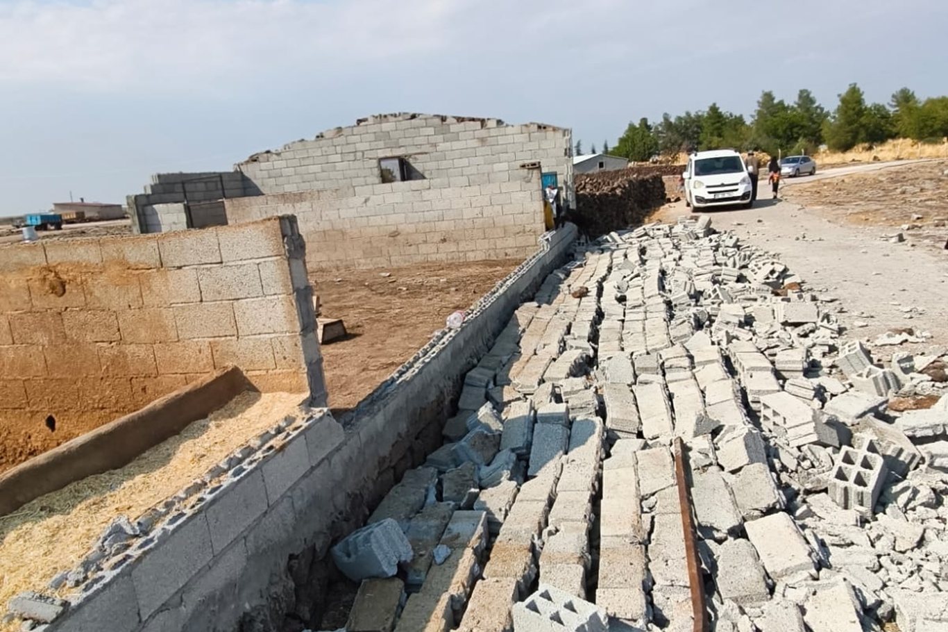 Diyarbakır'da şiddetli rüzgar ahırı yıktı, 2 çocuk yaralandı