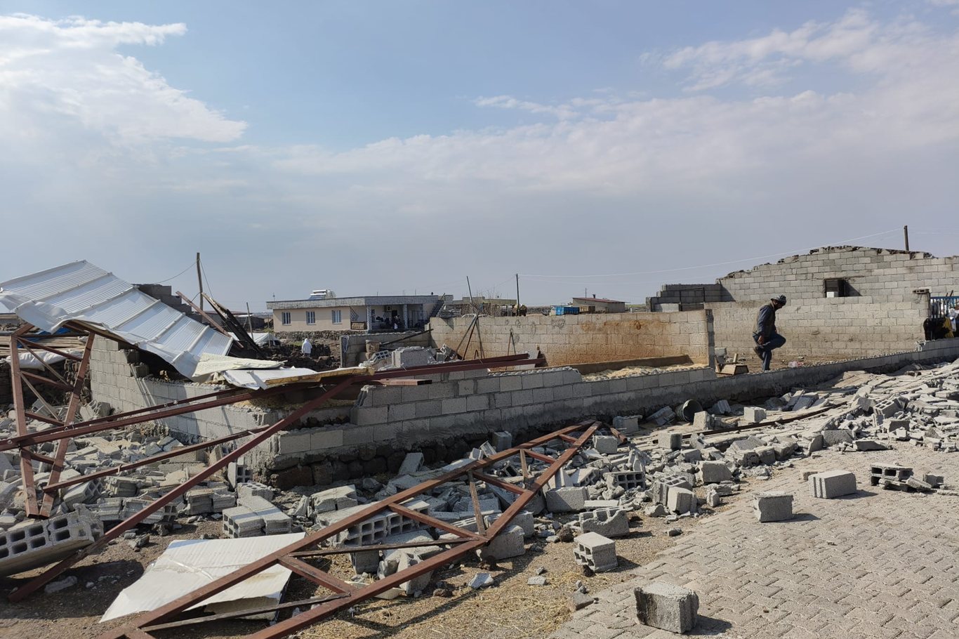 Diyarbakır'da şiddetli rüzgar ahırın çatısını uçurdu, 2 çocuk yaralandı