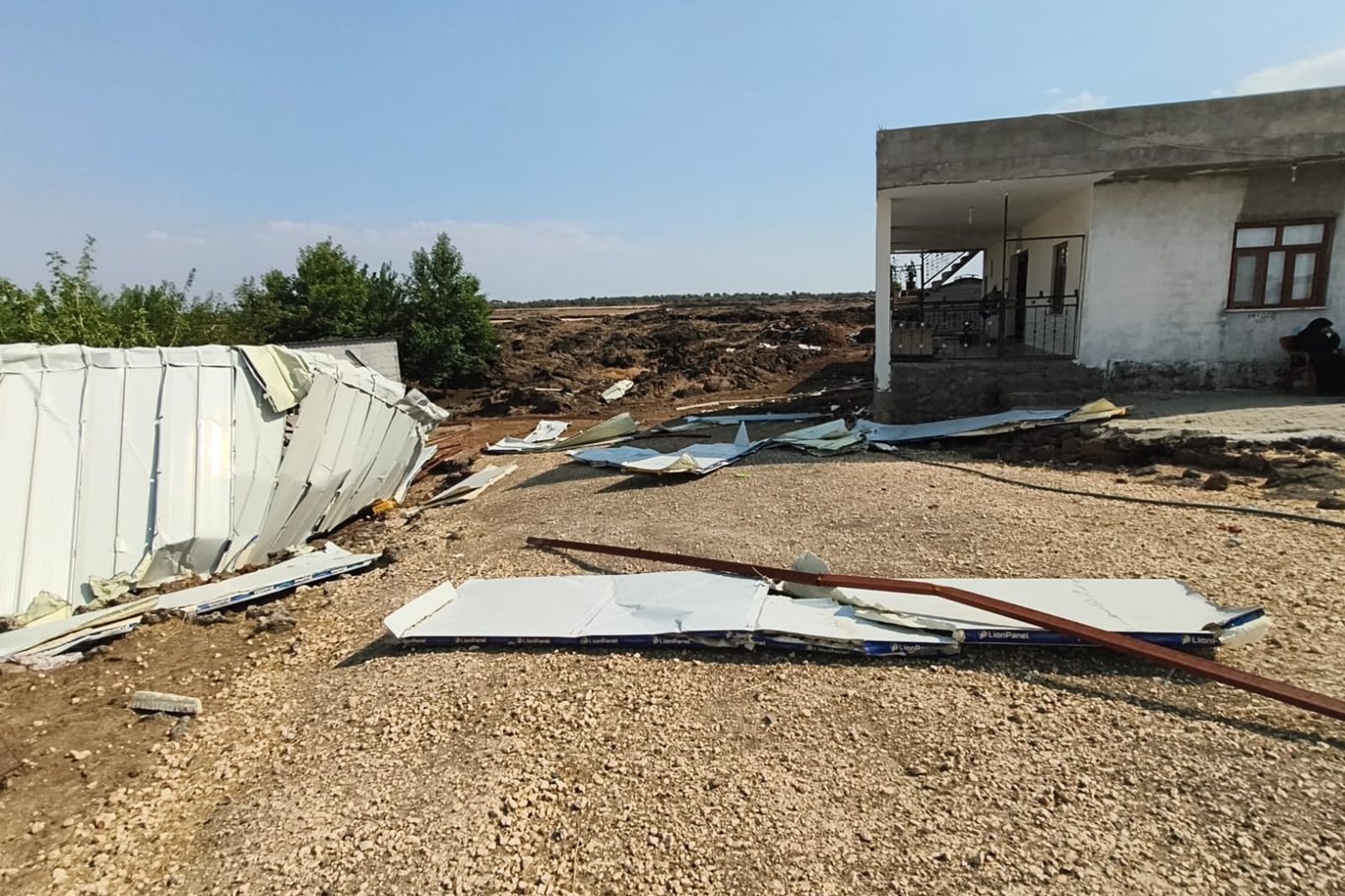 Diyarbakır'da şiddetli rüzgar ahırı yıktı, 2 çocuk yaralandı