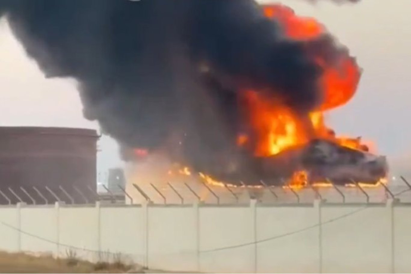 Libya'da petrol rafinerisinde yangın