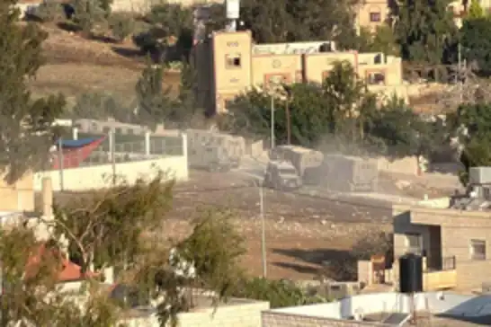 İşgalciler Nablus'ta bir şehidin evini havaya uçurdu, onlarca aileyi zorla tahliye etti