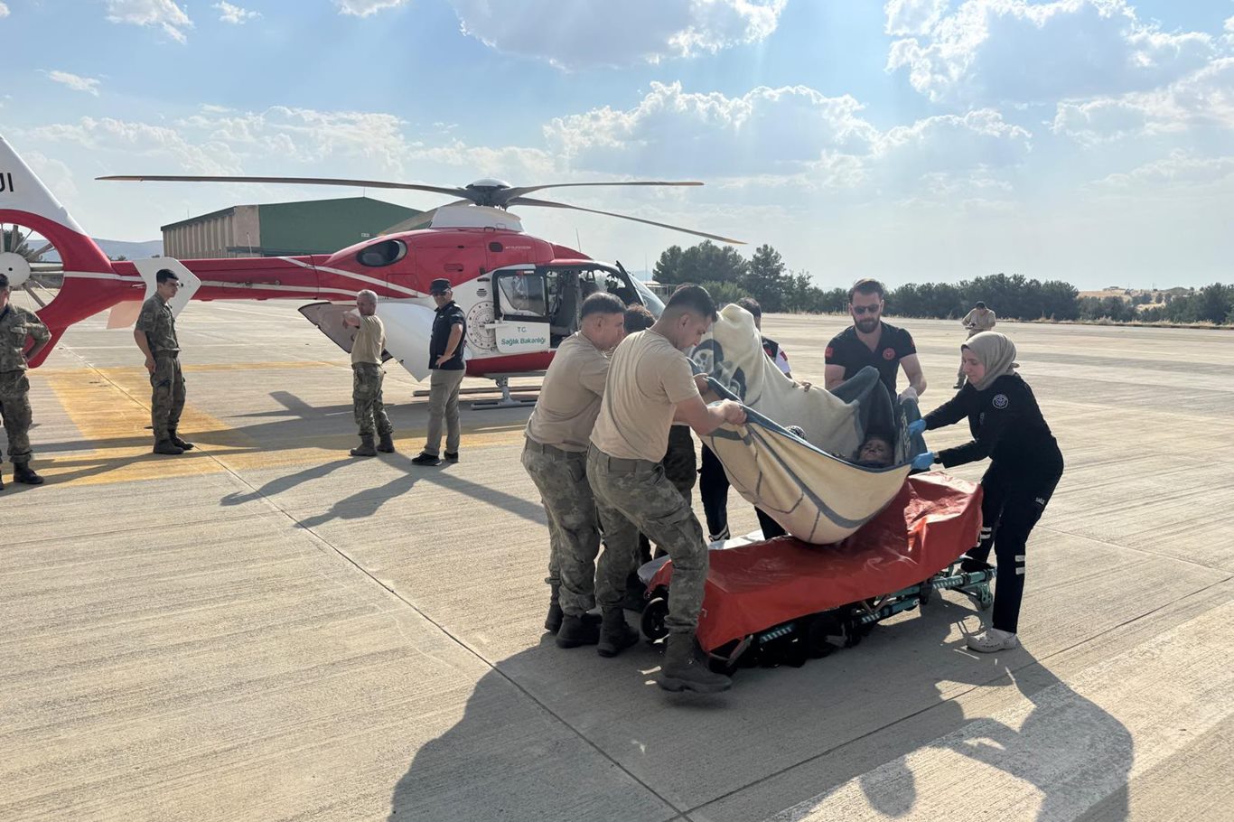 Siirt'te beyin kanaması geçiren kadın hasta hava ambulansıyla hastaneye ulaştırıldı