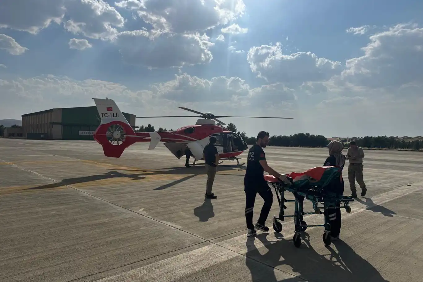 Siirt'te beyin kanaması geçiren kadın hasta hava ambulansıyla hastaneye ulaştırıldı