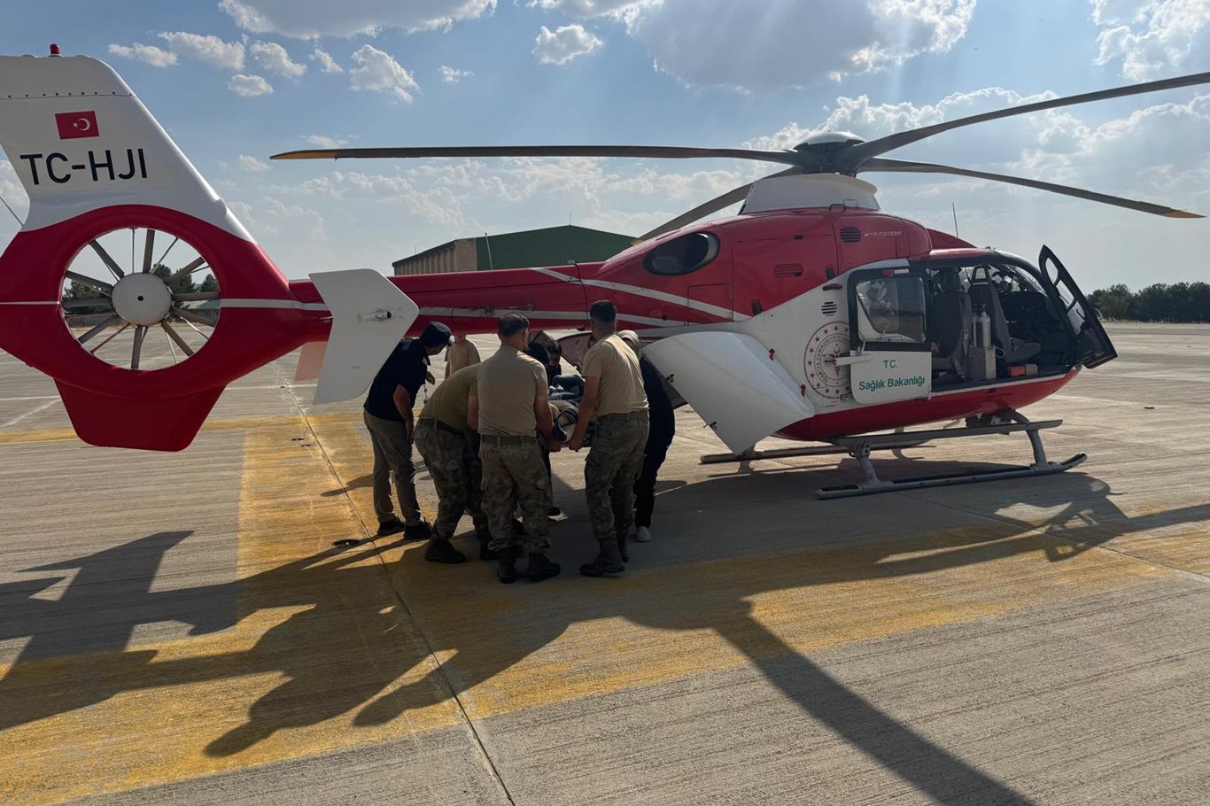 Siirt'te beyin kanaması geçiren kadın hasta hava ambulansıyla hastaneye ulaştırıldı