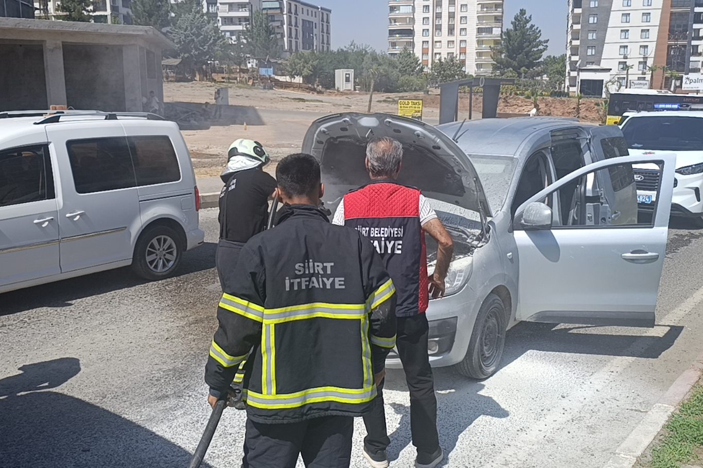 Siirt'te seyir halindeki kamyonette yangın çıktı