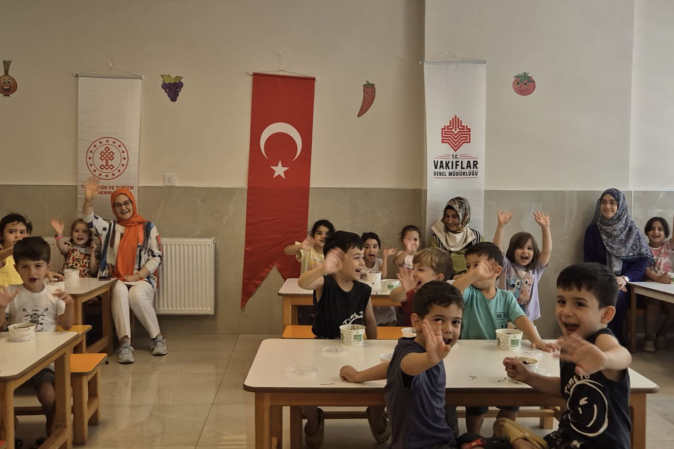"1001 Vakıf Hayır Şartı" doğrultusunda Gaziantep'te 750 çocuğa meyve ikramı