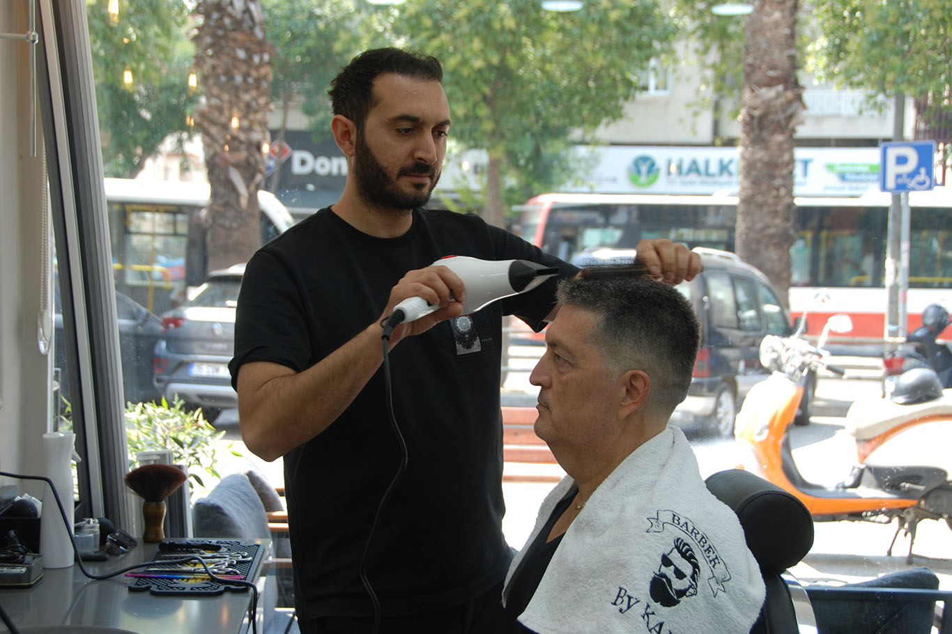 İzmir'de berberler fiyat artışlarına rağmen vatandaşın bütçesini gözetiyor