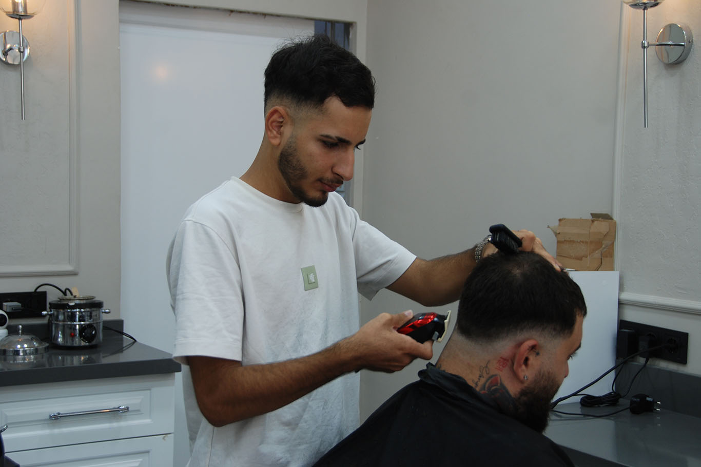 İzmir'de berberler fiyat artışlarına rağmen vatandaşın bütçesini gözetiyor