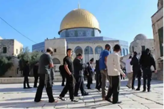 وسط طقوس تلمودية..نحو 100 مستوطن يقتحمون المسجد الأقصى