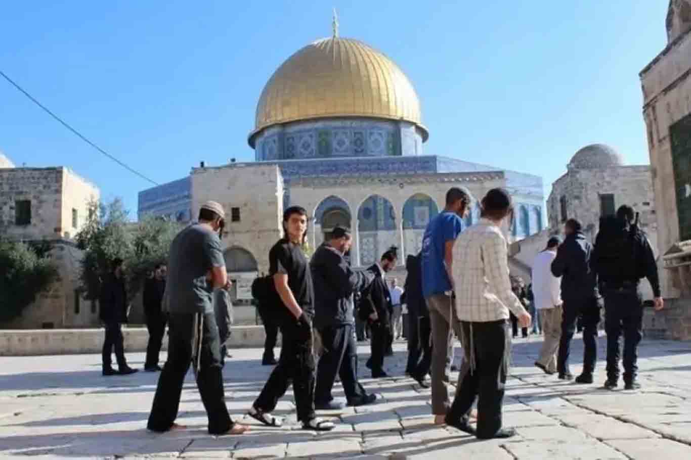 Israeli settlers storm Al-Aqsa Mosque under heavy police protection