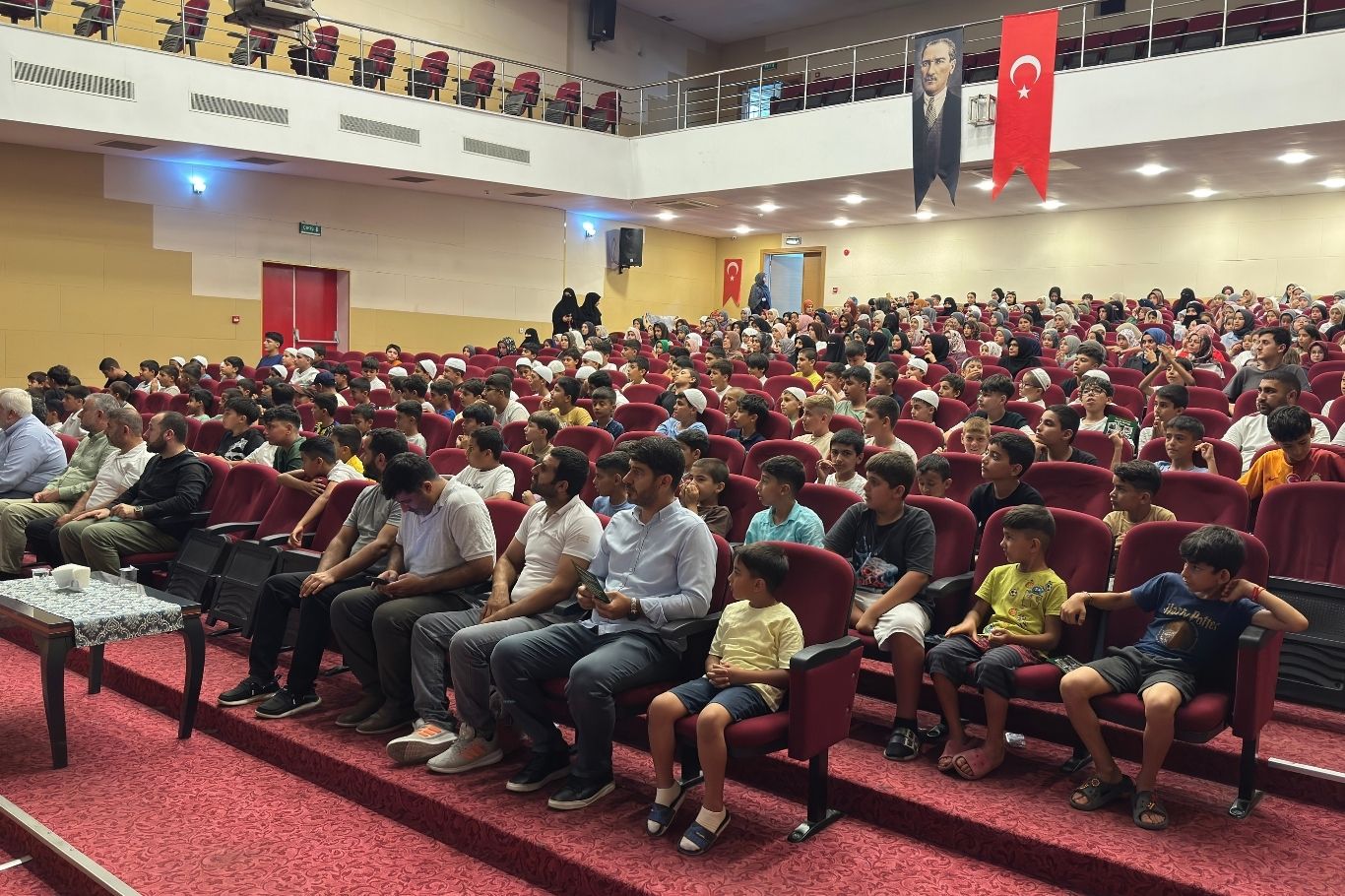 Peygamber Sevdalıları Vakfı tarafından Adana’da düzenlenen yaz okullarının kapanış programına yüzlerce öğrenci katıldı.