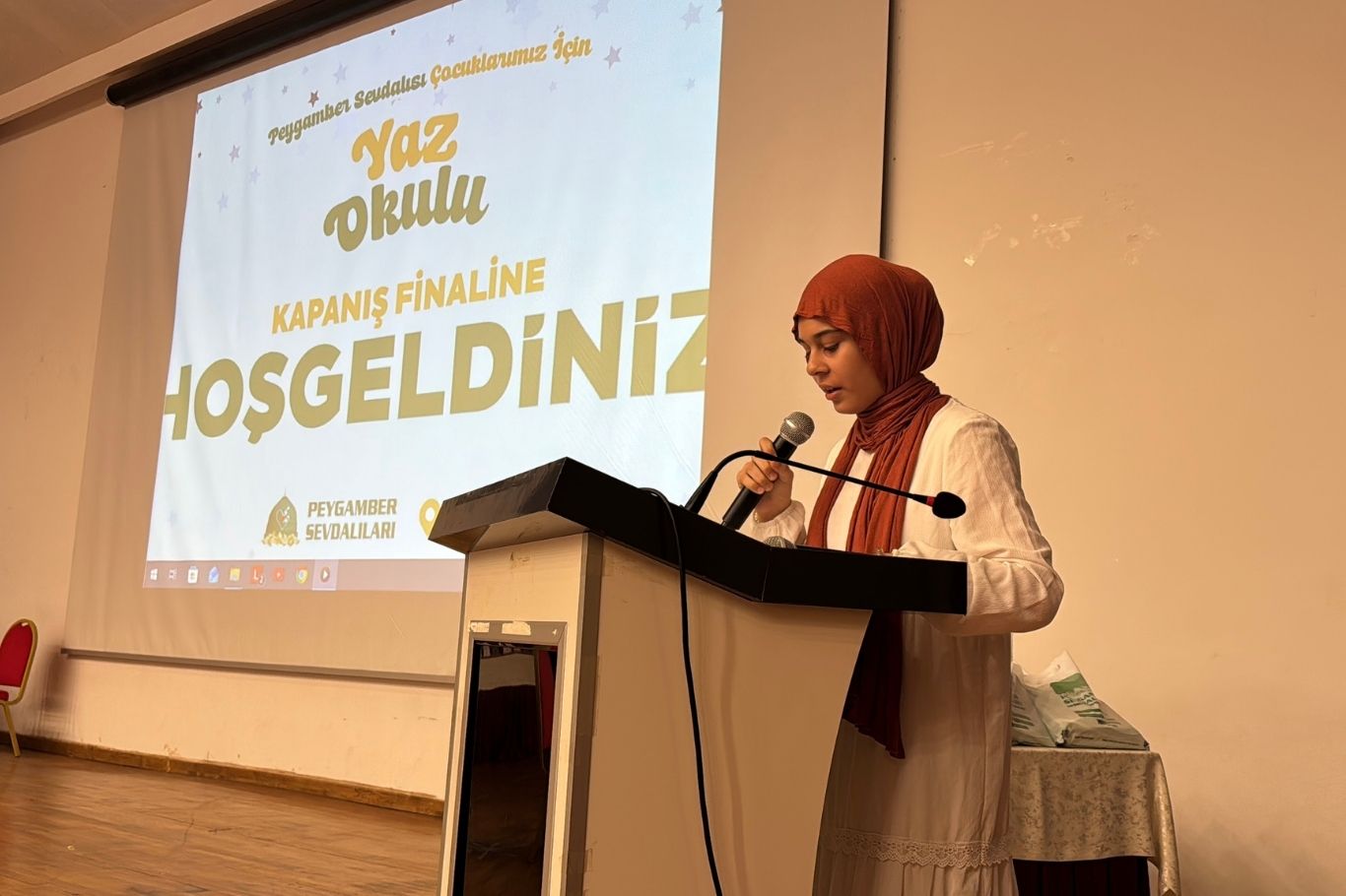 Peygamber Sevdalıları Vakfı tarafından Adana’da düzenlenen yaz okullarının kapanış programına yüzlerce öğrenci katıldı.