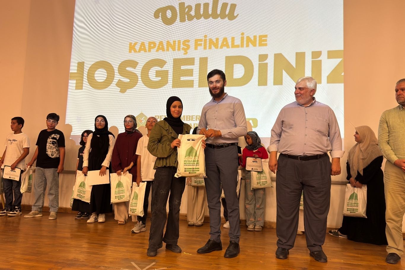 Peygamber Sevdalıları Vakfı tarafından Adana’da düzenlenen yaz okullarının kapanış programına yüzlerce öğrenci katıldı.
