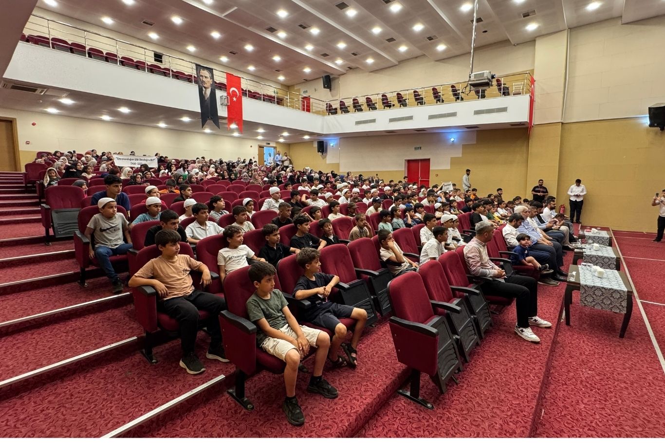 Peygamber Sevdalıları Vakfı tarafından Adana’da düzenlenen yaz okullarının kapanış programına yüzlerce öğrenci katıldı.