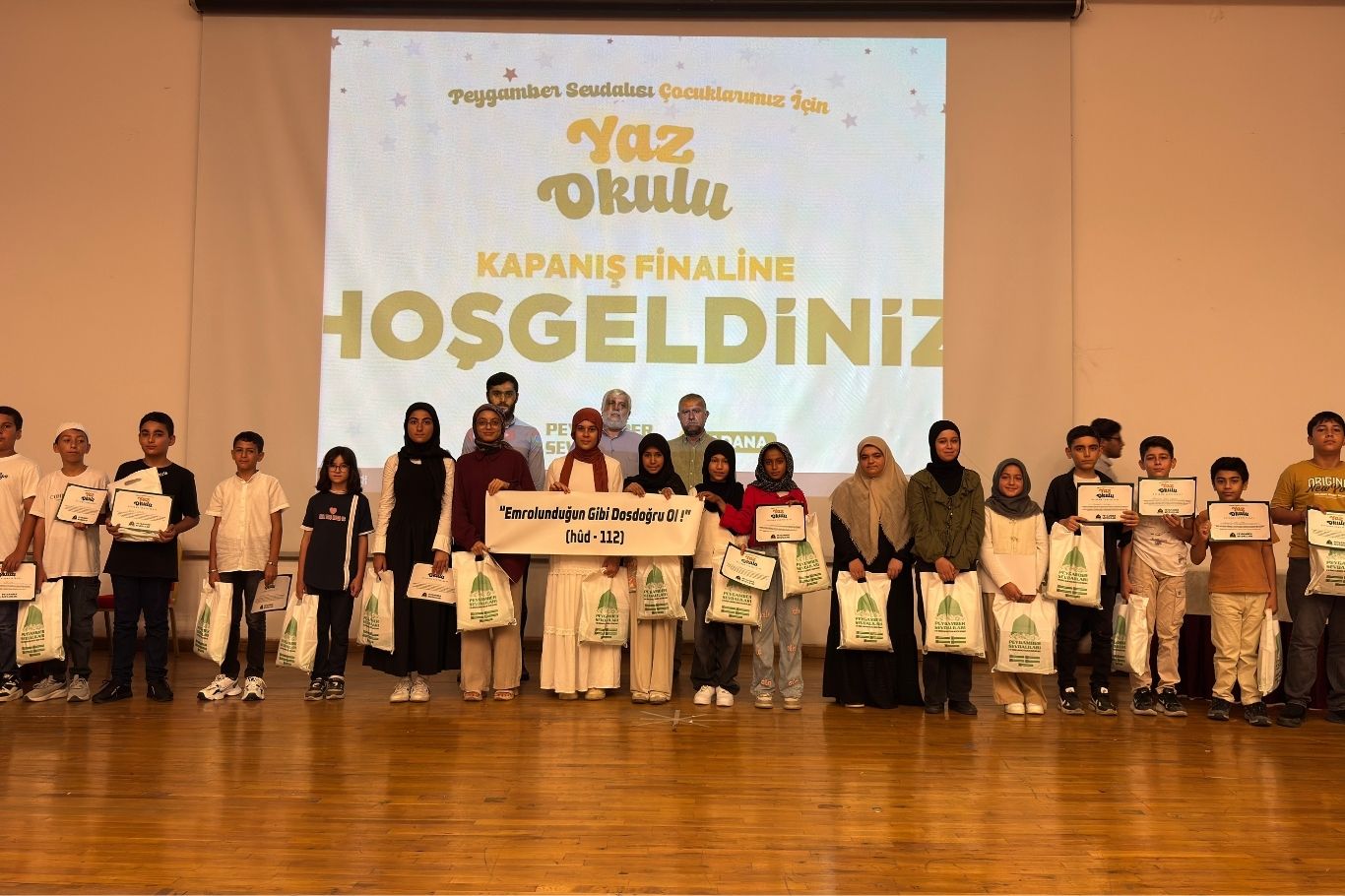 Peygamber Sevdalıları Vakfı tarafından Adana’da düzenlenen yaz okullarının kapanış programına yüzlerce öğrenci katıldı.
