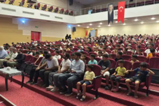 Adana'da yüzlerce öğrenci yaz okulunun kapanışında buluştu