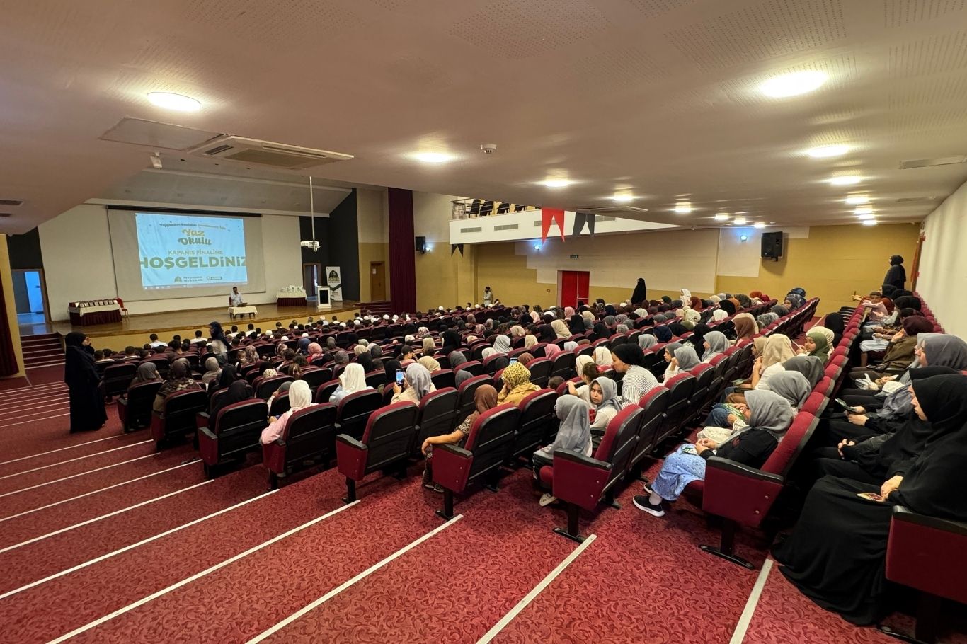 Peygamber Sevdalıları Vakfı tarafından Adana’da düzenlenen yaz okullarının kapanış programına yüzlerce öğrenci katıldı.