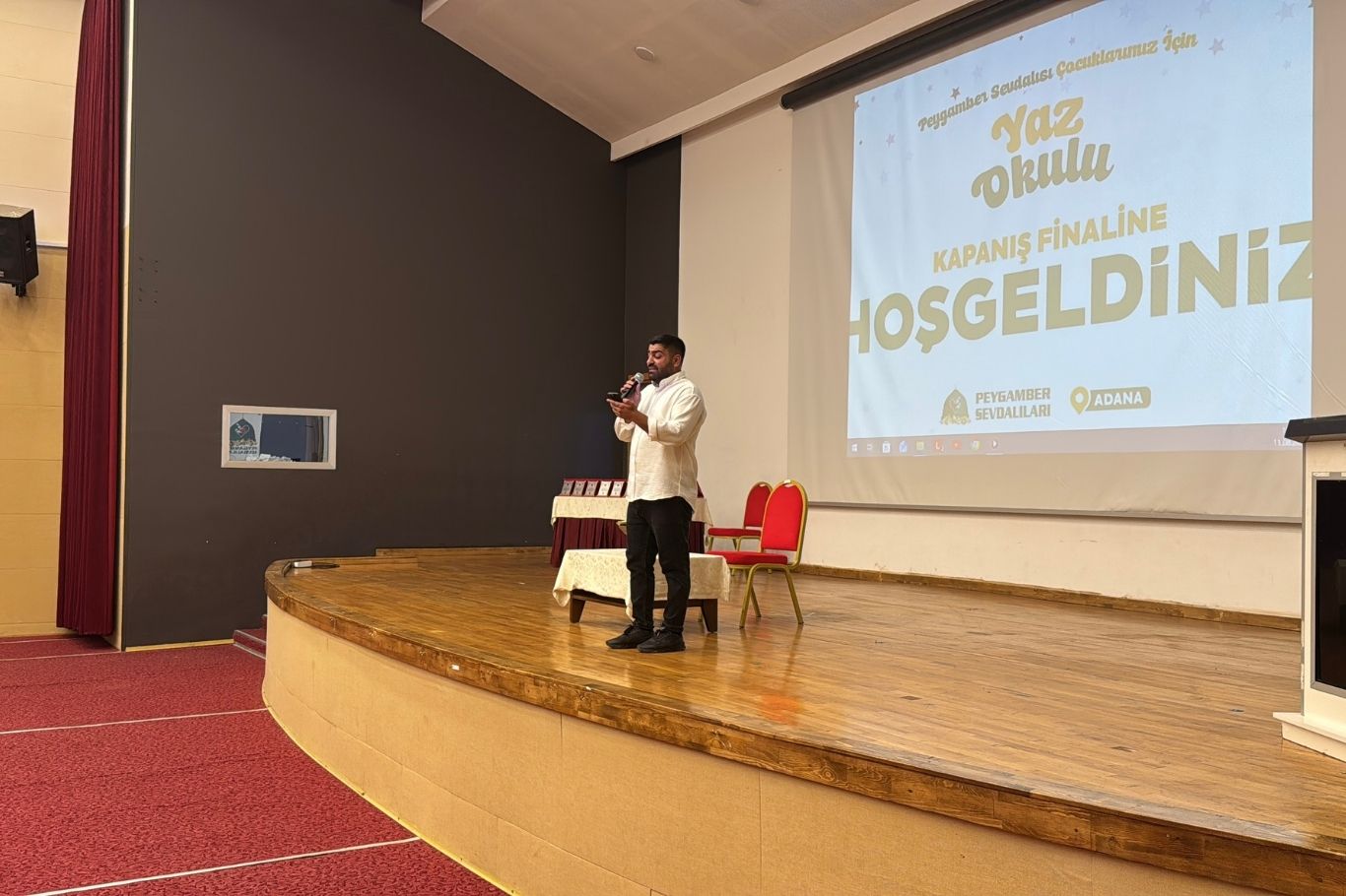 Peygamber Sevdalıları Vakfı tarafından Adana’da düzenlenen yaz okullarının kapanış programına yüzlerce öğrenci katıldı.
