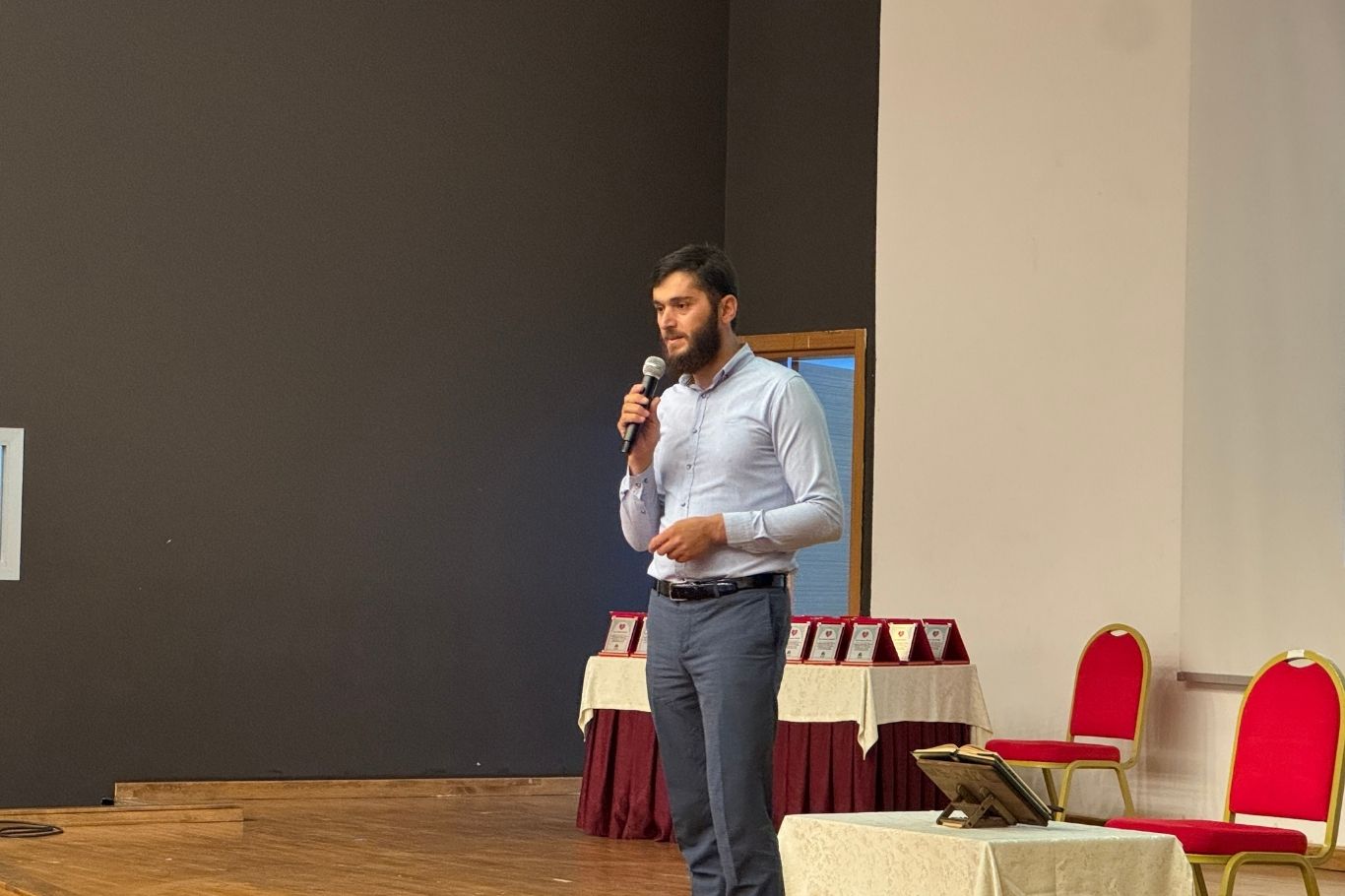 Peygamber Sevdalıları Vakfı tarafından Adana’da düzenlenen yaz okullarının kapanış programına yüzlerce öğrenci katıldı.