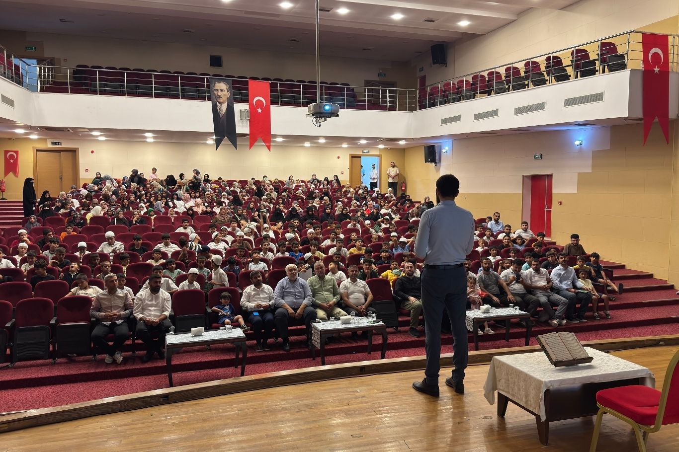 Peygamber Sevdalıları Vakfı tarafından Adana’da düzenlenen yaz okullarının kapanış programına yüzlerce öğrenci katıldı.