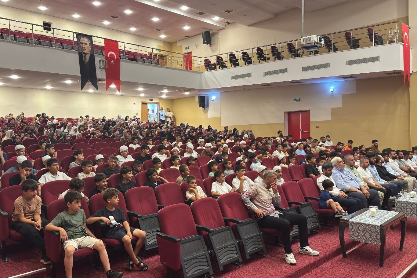 Peygamber Sevdalıları Vakfı tarafından Adana’da düzenlenen yaz okullarının kapanış programına yüzlerce öğrenci katıldı.