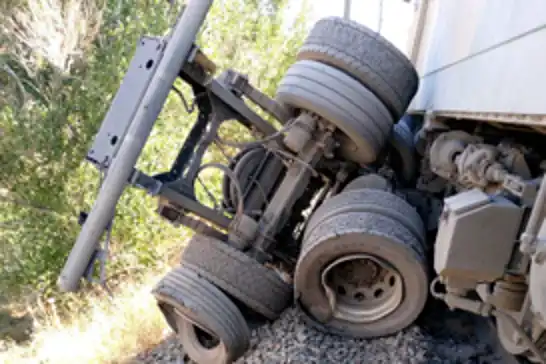 Hemzemin geçitte yük treni kamyona çarptı: 1 yaralı