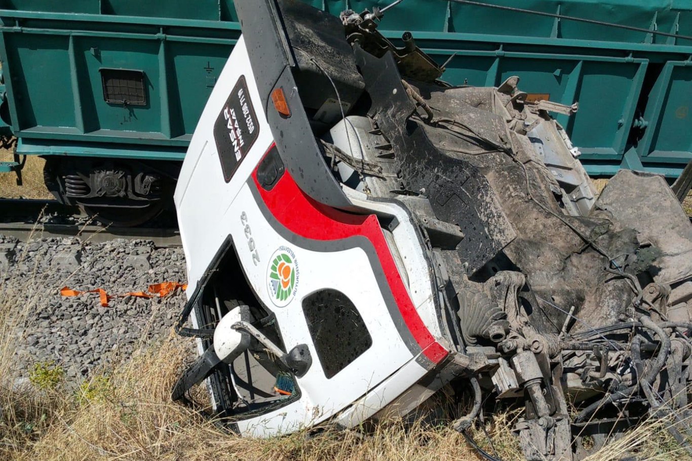 Hemzemin geçitte yük treni kamyona çarptı: 1 yaralı