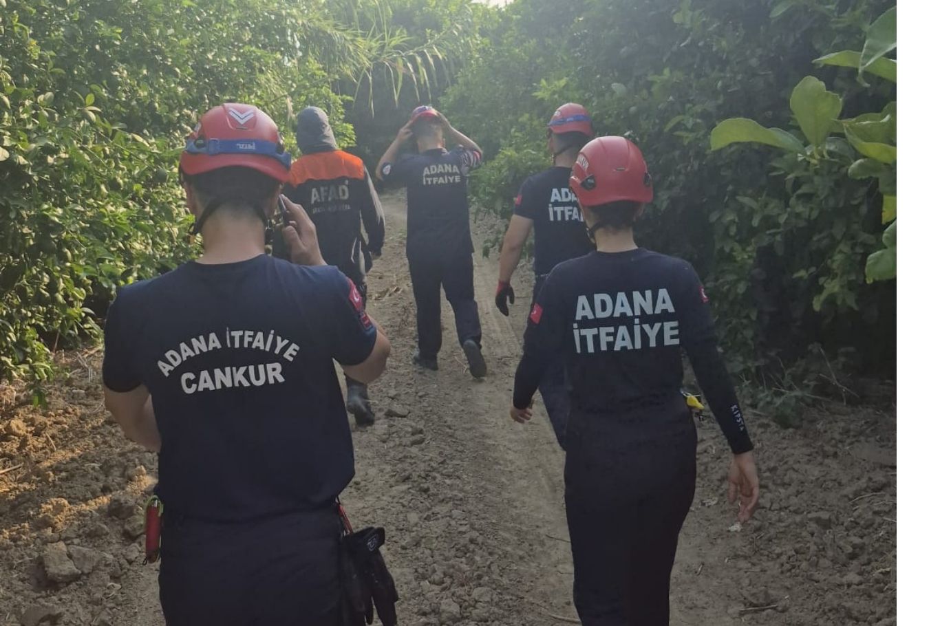 Adana'nın merkez Yüreğir ilçesinde Ceyhan Nehri'ne giren 2 çocuk kayboldu, ekipler arama çalışması başlattı.