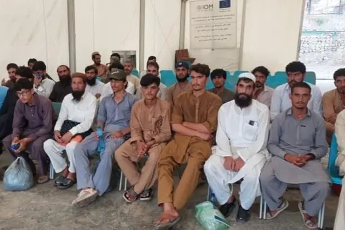 875 Afghan nationals return home after release from Pakistani prisons
