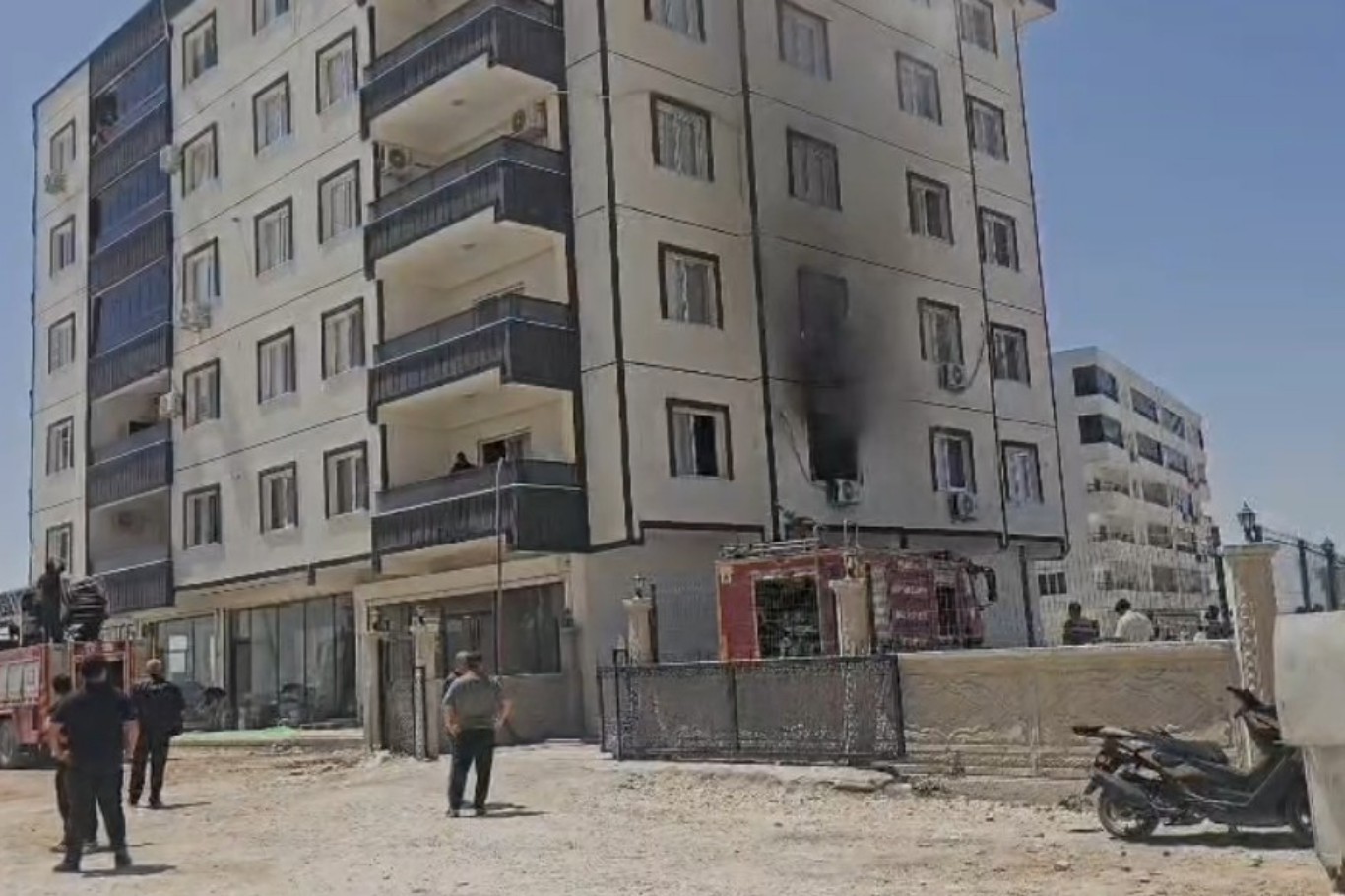 Mardin'de 5 katlı apartmanda yangın: 1’i bebek 3 kişi dumandan etkilendi