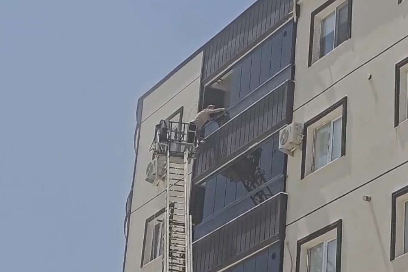Mardin'de 5 katlı apartmanda yangın: 1’i bebek 3 kişi dumandan etkilendi