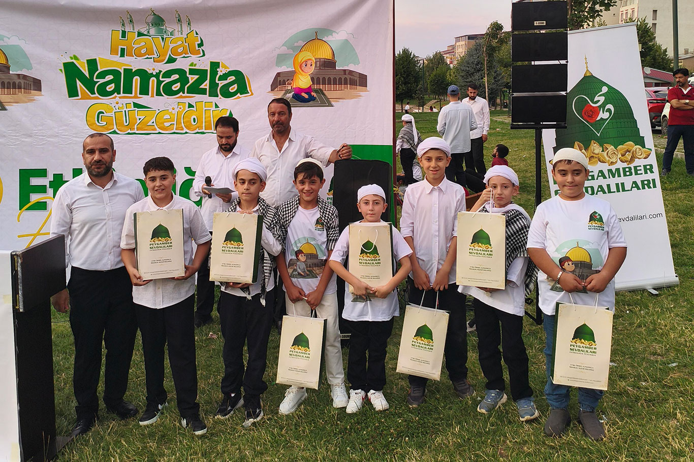 Muş'ta "Hayat Namazla Güzeldir" coşkusu: Yüzlerce çocuk ve veli bir araya geldi