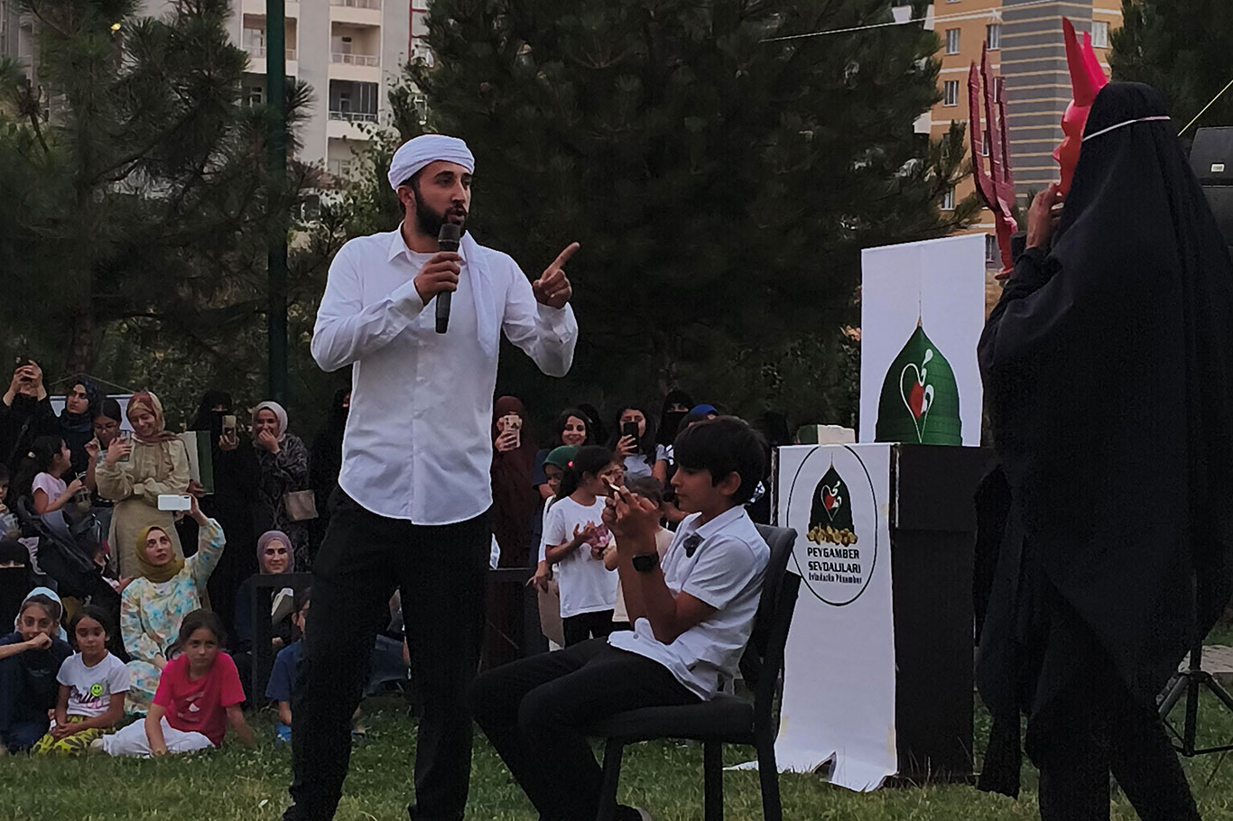 Muş'ta "Hayat Namazla Güzeldir" coşkusu: Yüzlerce çocuk ve veli bir araya geldi