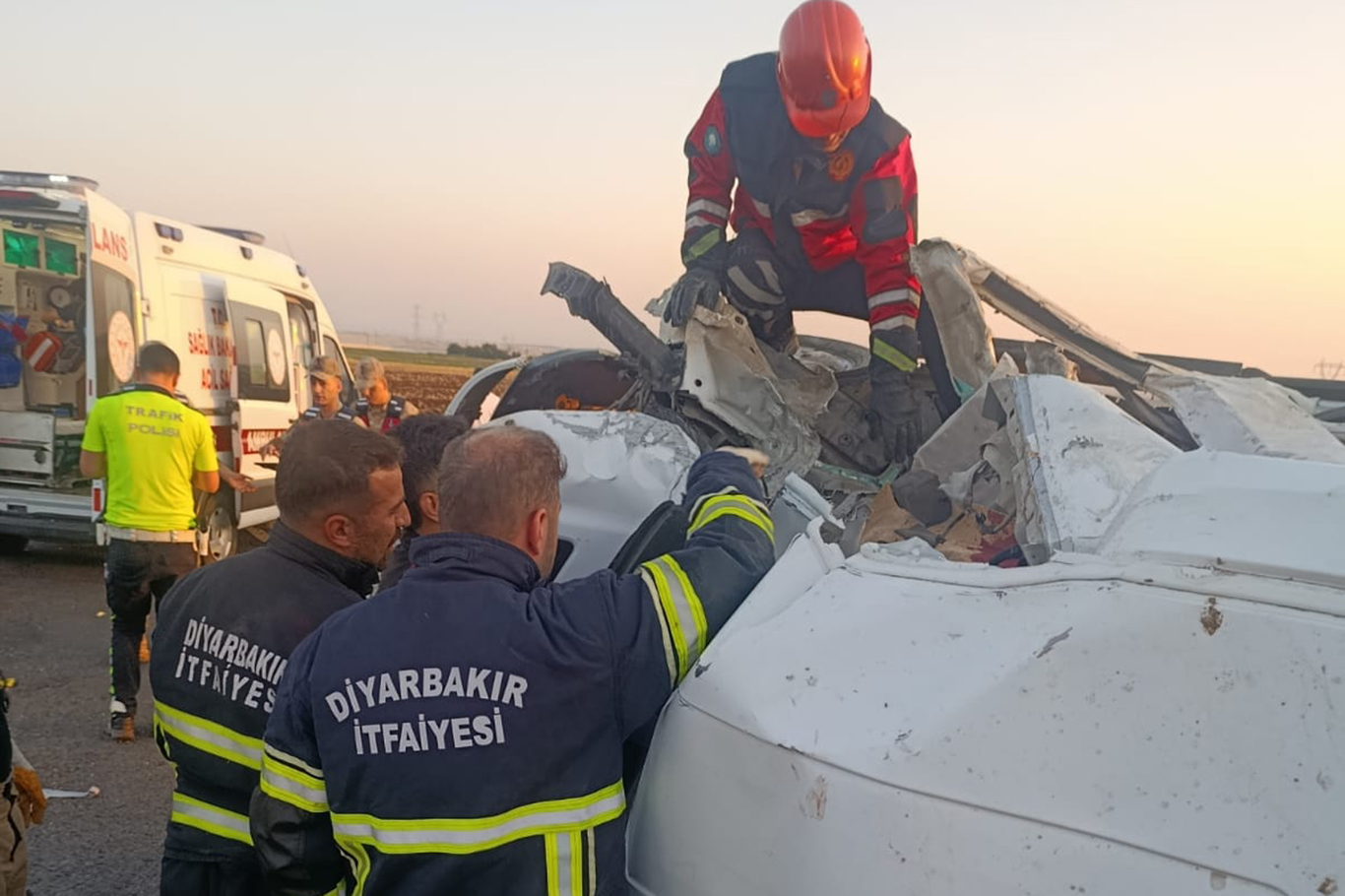 Mînîbus û traktora ku petêx hildigirt li hev ketin: 2 mirî, 6 birîndar