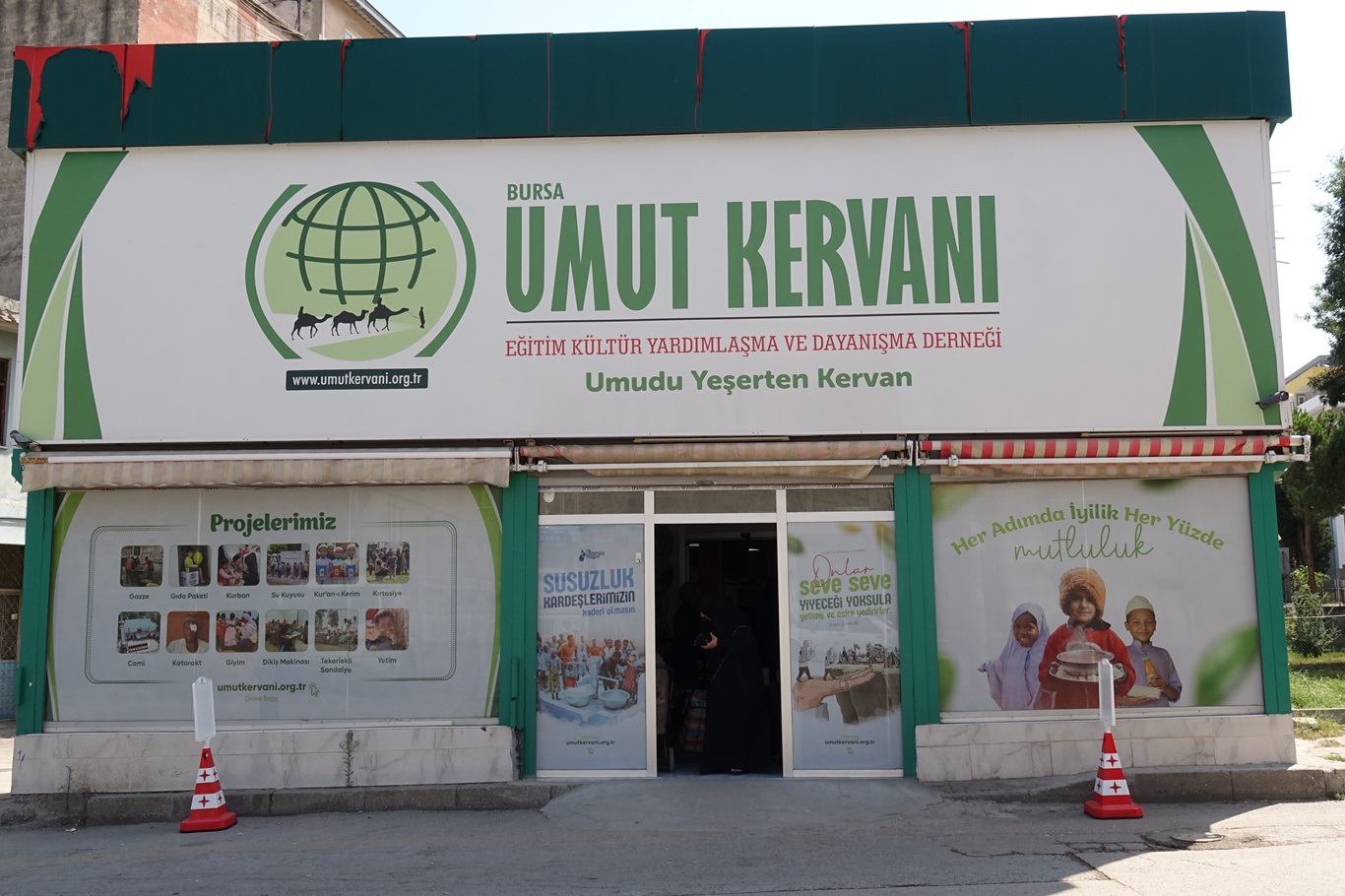 Umut Kervanı Bursa'da yüzlerce aileye gıda ve nakdi yardımında bulundu