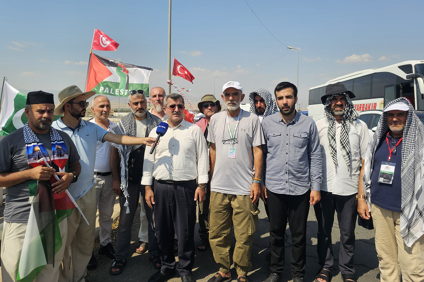 هودا پار سەردانی کاروانی فەلەستین دەکات کە لە دەروازەی ئیبراهیم خەلیل ڕێگریان لێکراوە