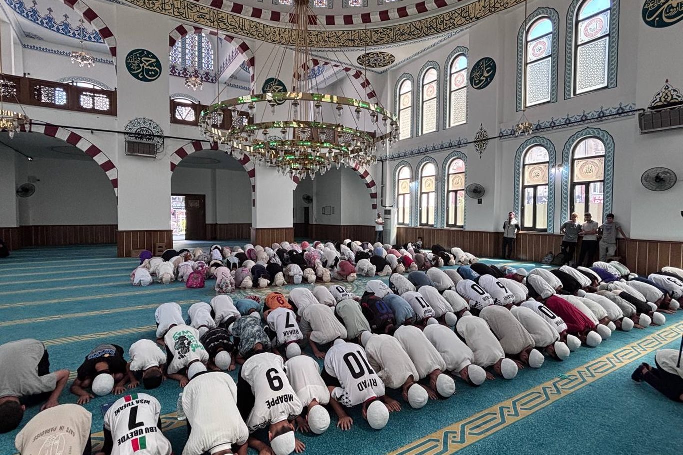 Siirt’te yüzlerce çocuk yaz tatillerini ekran başında değil Kur’an ve namaz öğrenerek değerlendirdi