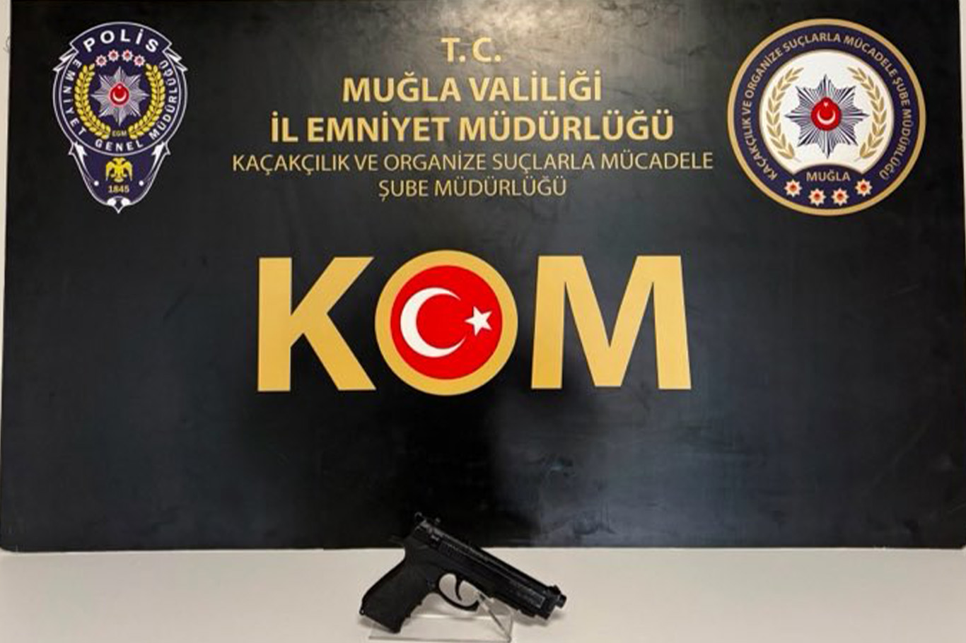 Muğla’da sosyal medyada suç örgütünü öven şüphelinin evinde kurusıkı tabanca ele geçirildi