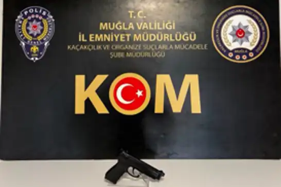 Muğla’da sosyal medyada suç örgütünü öven şüphelinin evinde kurusıkı tabanca ele geçirildi