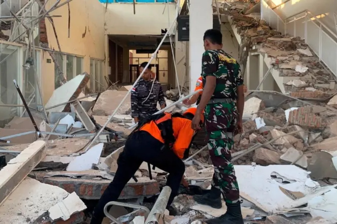زلزال بقوة 7.7 درجة يضرب إندونيسيا