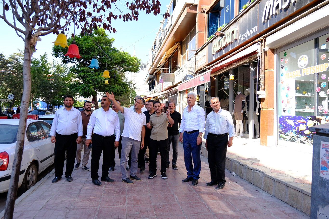 HÜDA PAR Van İl Başkanlığı, yıllardır mülkiyet sorunu yaşayan esnaflarla bir araya geldi