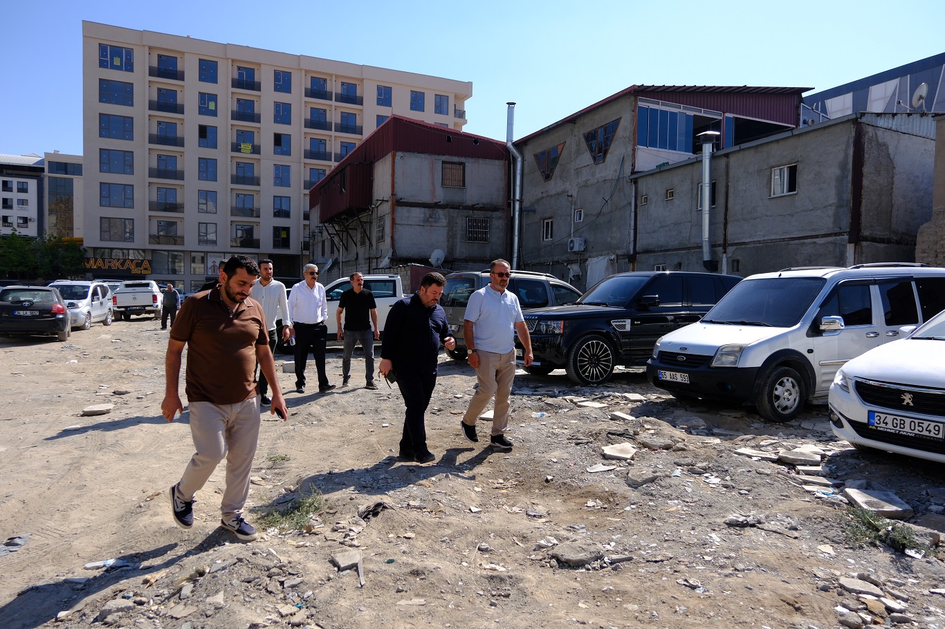 HÜDA PAR Van İl Başkanlığı, yıllardır mülkiyet sorunu yaşayan esnaflarla bir araya geldi