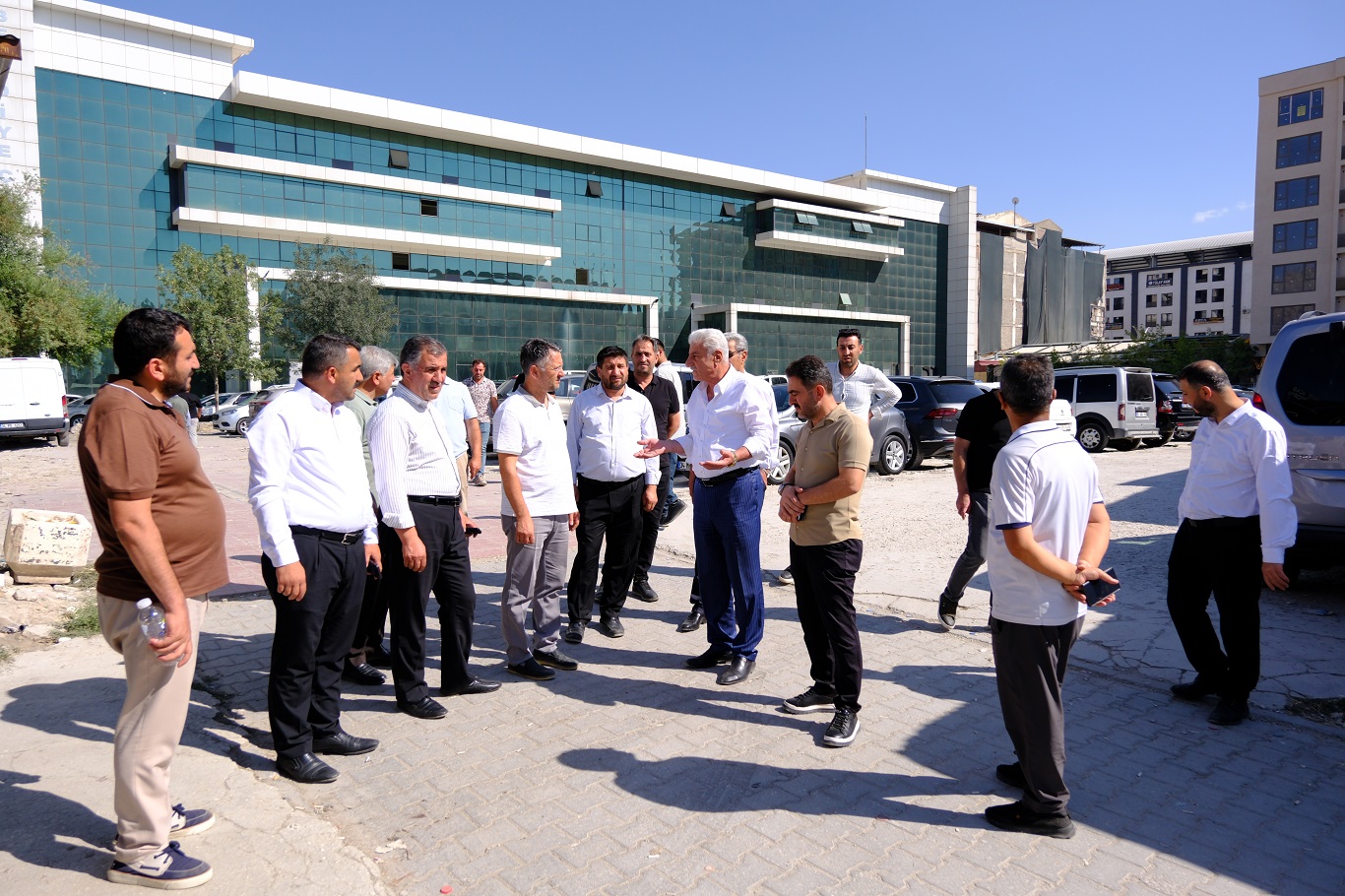 HÜDA PAR Van İl Başkanlığı, yıllardır mülkiyet sorunu yaşayan esnaflarla bir araya geldi